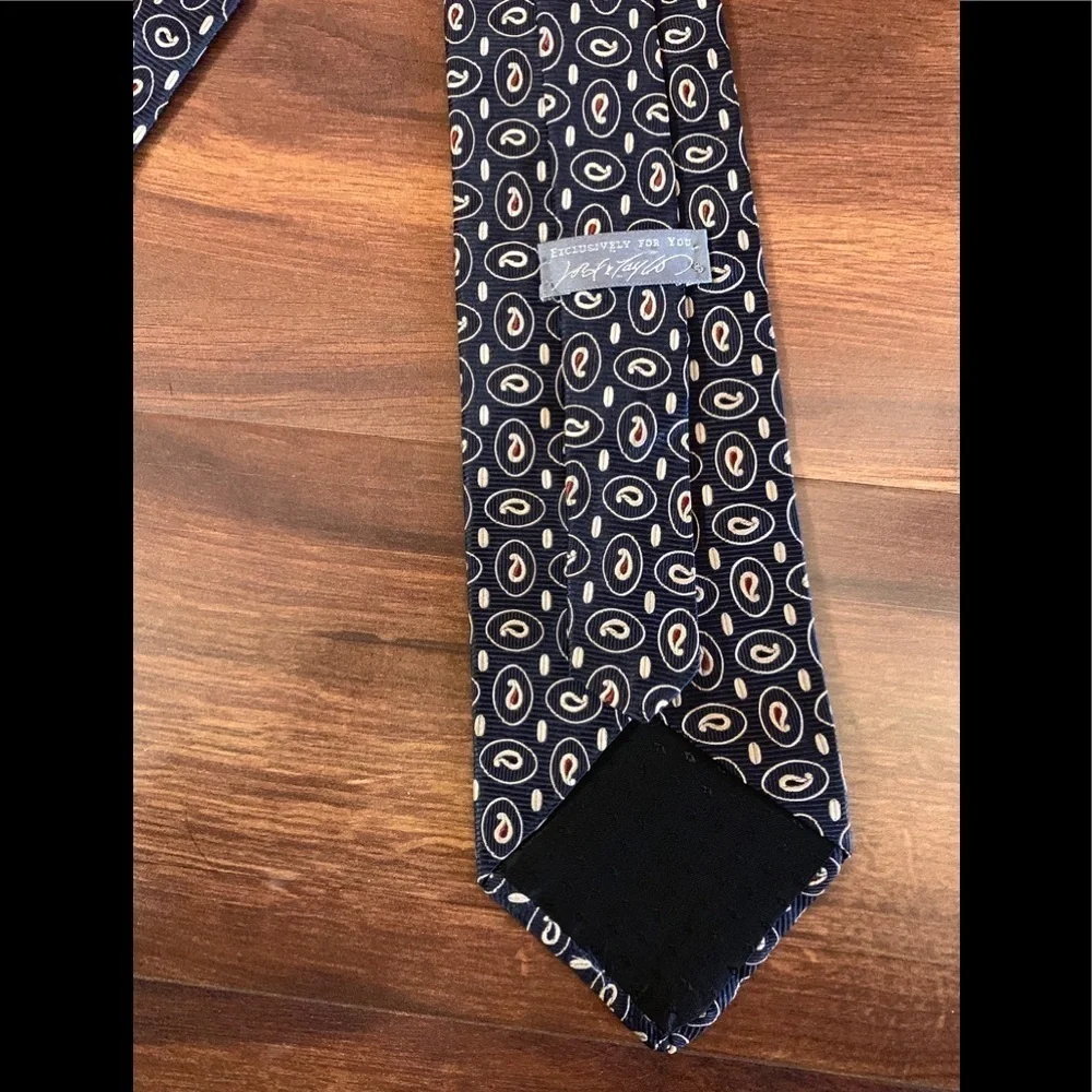 🍁END of YEAR SALE🍁LORD & TAYLOR 100% Italian Silk Paisley on Black  Necktie